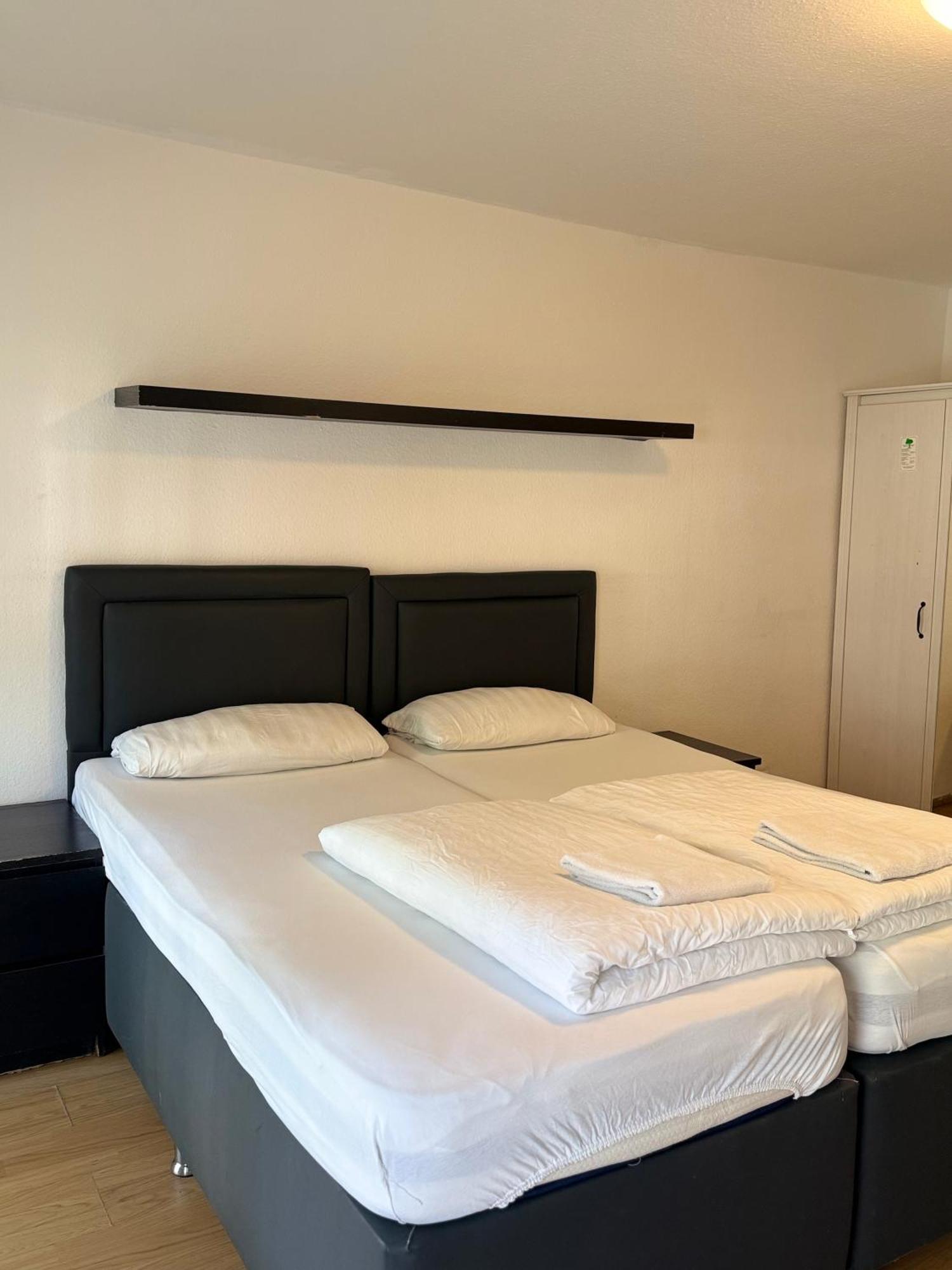 Hotel Garni Emir โคโลญ ภายนอก รูปภาพ