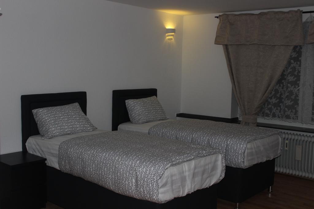 Hotel Garni Emir โคโลญ ภายนอก รูปภาพ